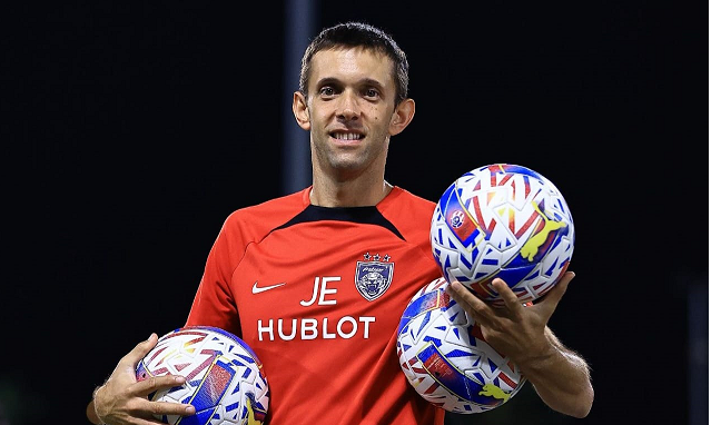 Jon Elorza, entrenador de porteros del Johor Darul Takzim, celebra el éxito continuo del equipo malayo