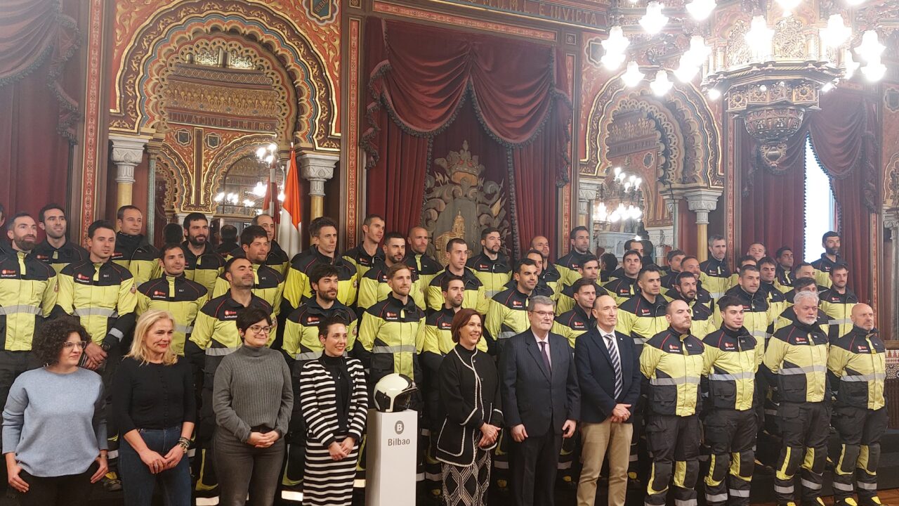 Juan Mari Aburto recibe a los bomberos que han logrado plaza en Bilbao