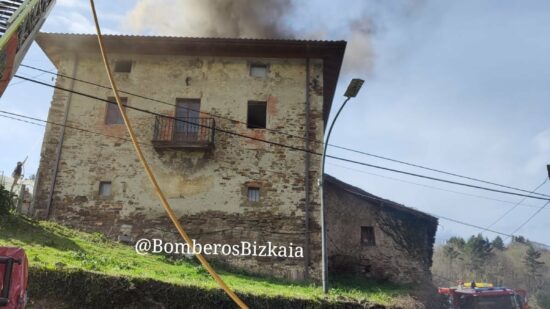 Incendio en un caserío de Arrankudiaga: una persona evacuada y varias afectadas por humo