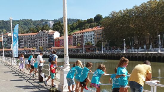 Regresa la escuela de pesca al muelle de Ripa en Bilbao