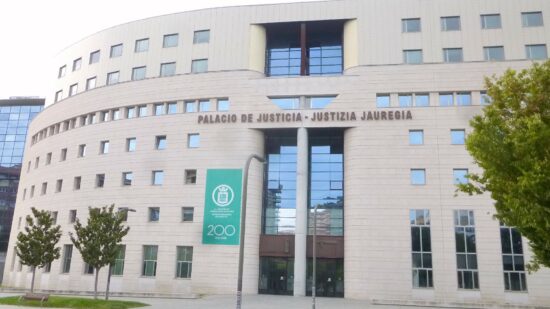 El Tribunal Superior de Navarra reduce la condena de un hombre por agresión sexual a una menor