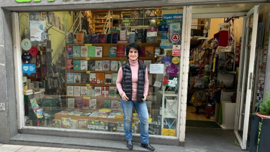 Asun, 45 años al frente de la librería Urrike: «Llegó el momento de jubilarse»