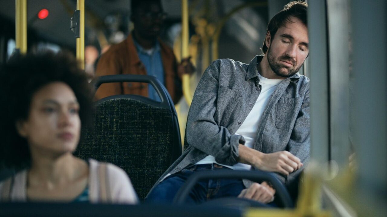 La gente que se hace la dormida en el bus para que no te sientes al lado