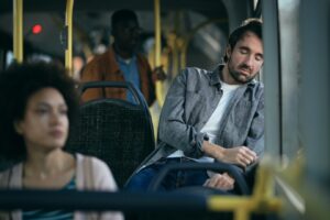 personas durmiendo en autobus