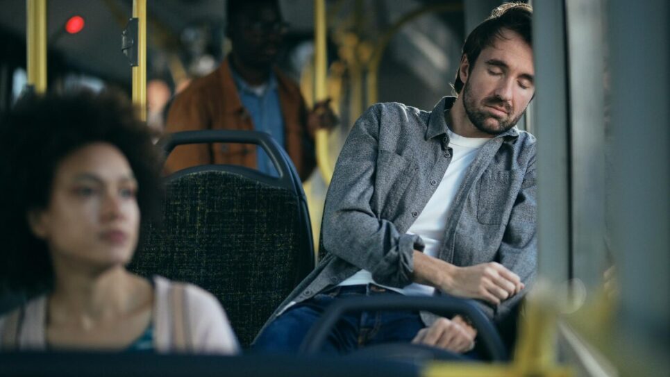 personas durmiendo en autobus