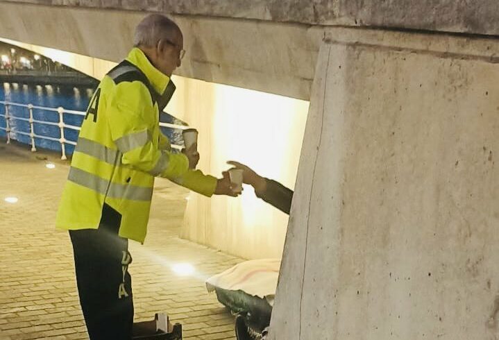 El voluntariado del Servicio Gauero distribuye caldo caliente, mantas y alimentos a las personas sin hogar