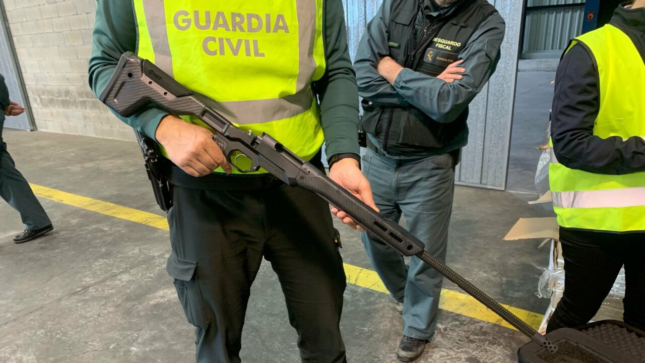 Incautan 32 rifles en el Puerto de Bilbao que no cumplían la normativa y tenían como destino Reino Unido