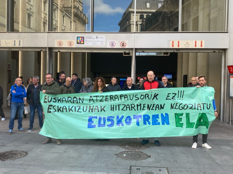 ELA Sindikatua se concentra para denunciar los retrocesos en la exigencia del euskera propuestos por Euskotren