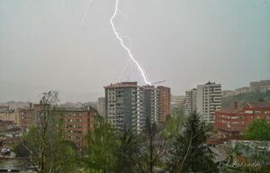 Rayo tormenta Txurdinaga