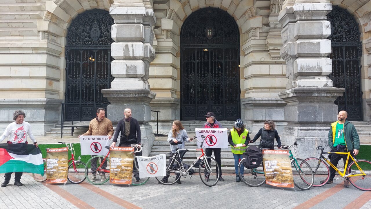 Marcha ciclista contra el militarismo por el Gran Bilbao