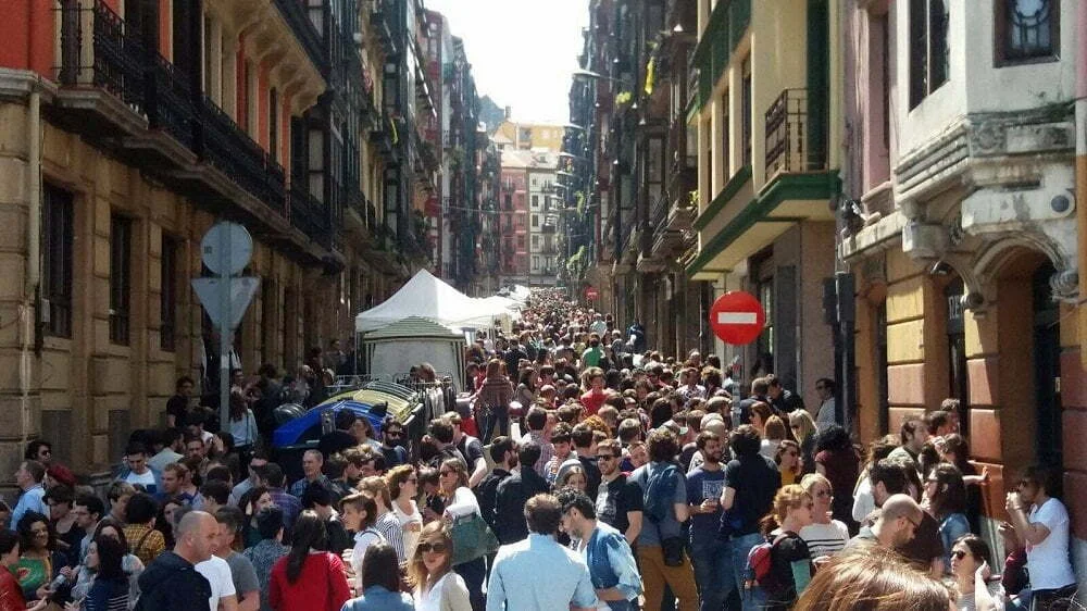 El rastro más popular de Bilbao la Vieja vuelve para llenar las calles de productos vintage