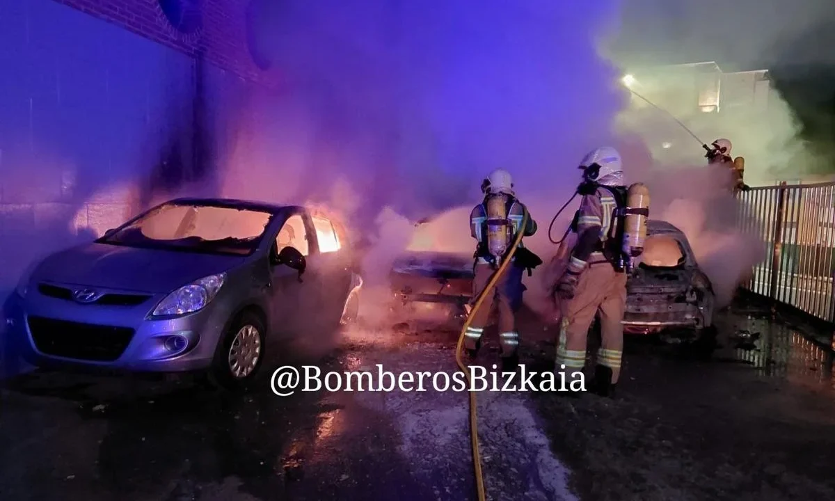 Siguen ardiendo coches en Bizkaia: tres coches quemados esta noche en Muskiz