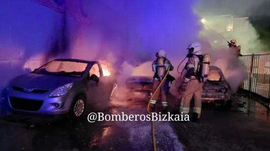 Siguen ardiendo coches en Bizkaia: tres coches quemados esta noche en Muskiz