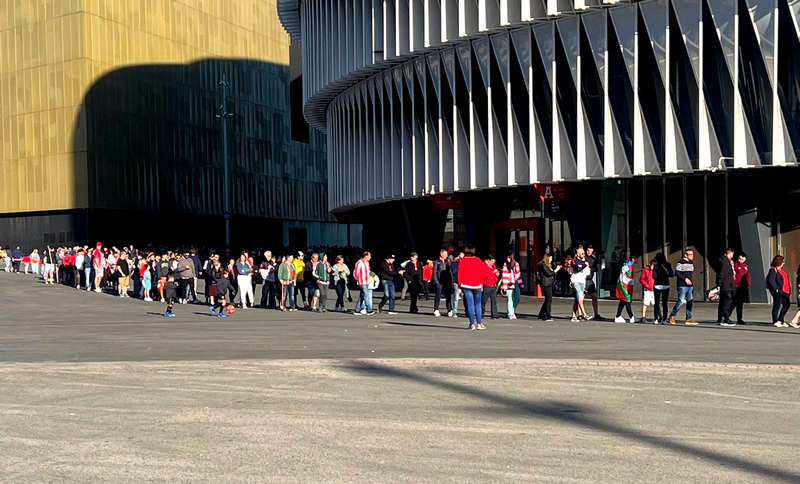Cientos de aficionados hacen cola en San Mamés para recoger sus entradas a Old Trafford