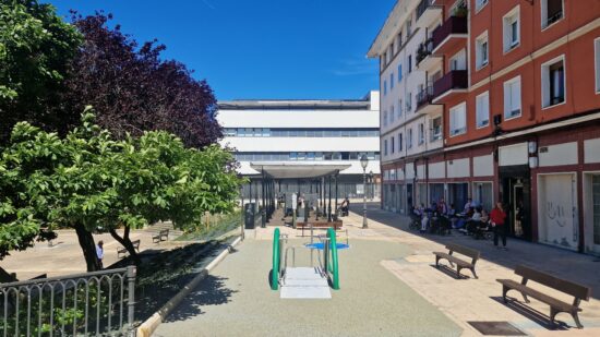 San Ignacio estrena una renovada plaza Levante con el primer balancín adaptado de Bilbao