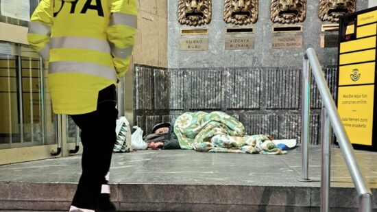 El Ayuntamiento de Bilbao responde tras el hallazgo de un hombre durmiendo en un contenedor: “Tenemos los albergues llenos”