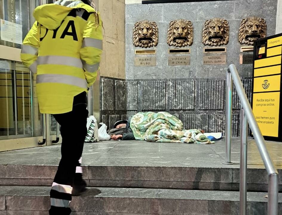 El Ayuntamiento de Bilbao responde tras el hallazgo de un hombre durmiendo en un contenedor: “Tenemos los albergues llenos”