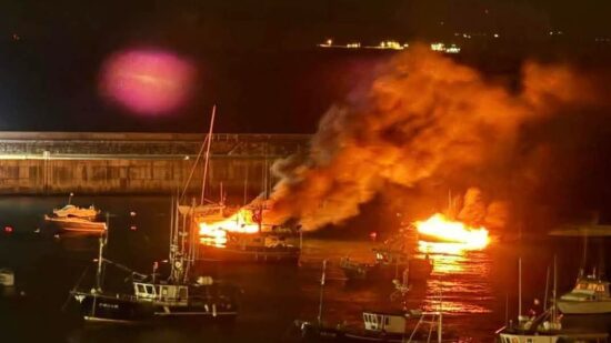 Tres embarcaciones arden en el puerto de Castro Urdiales sin causar heridos