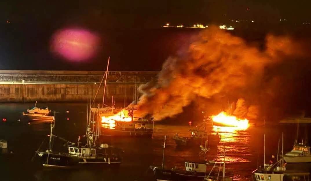 Tres embarcaciones arden en el puerto de Castro Urdiales sin causar heridos