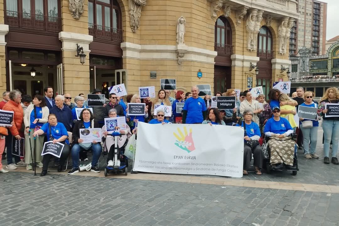 Bilbao se tiñe de azul por la fibromialgia y la fatiga crónica este 12 de mayo