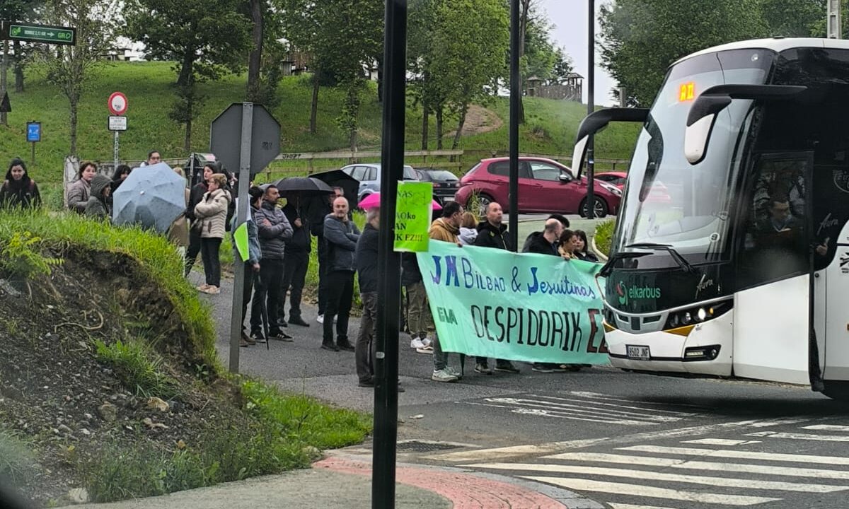 El caos escolar se agrava en Jesús María: bloquean la entrada de autobuses en plena huelga