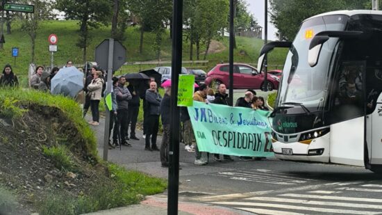El caos escolar se agrava en Jesús María: bloquean la entrada de autobuses en plena huelga