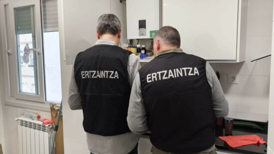 La Ertzaintza arresta a un empresario por un delito de  trata de seres humanos para explotación laboral