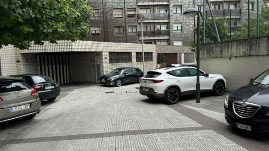 Vecinos de Deusto, hartos de los coches en zonas peatonales los días de fútbol