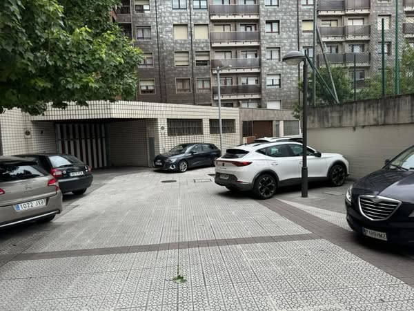 Vecinos de Deusto, hartos de los coches en zonas peatonales los días de fútbol