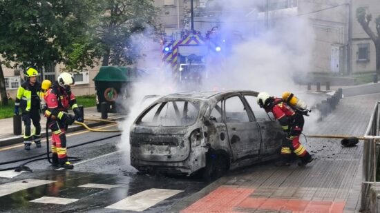 El video en el que un coche en llamas desciende sin control por una calle de Otxarkoaga tras incendiarse