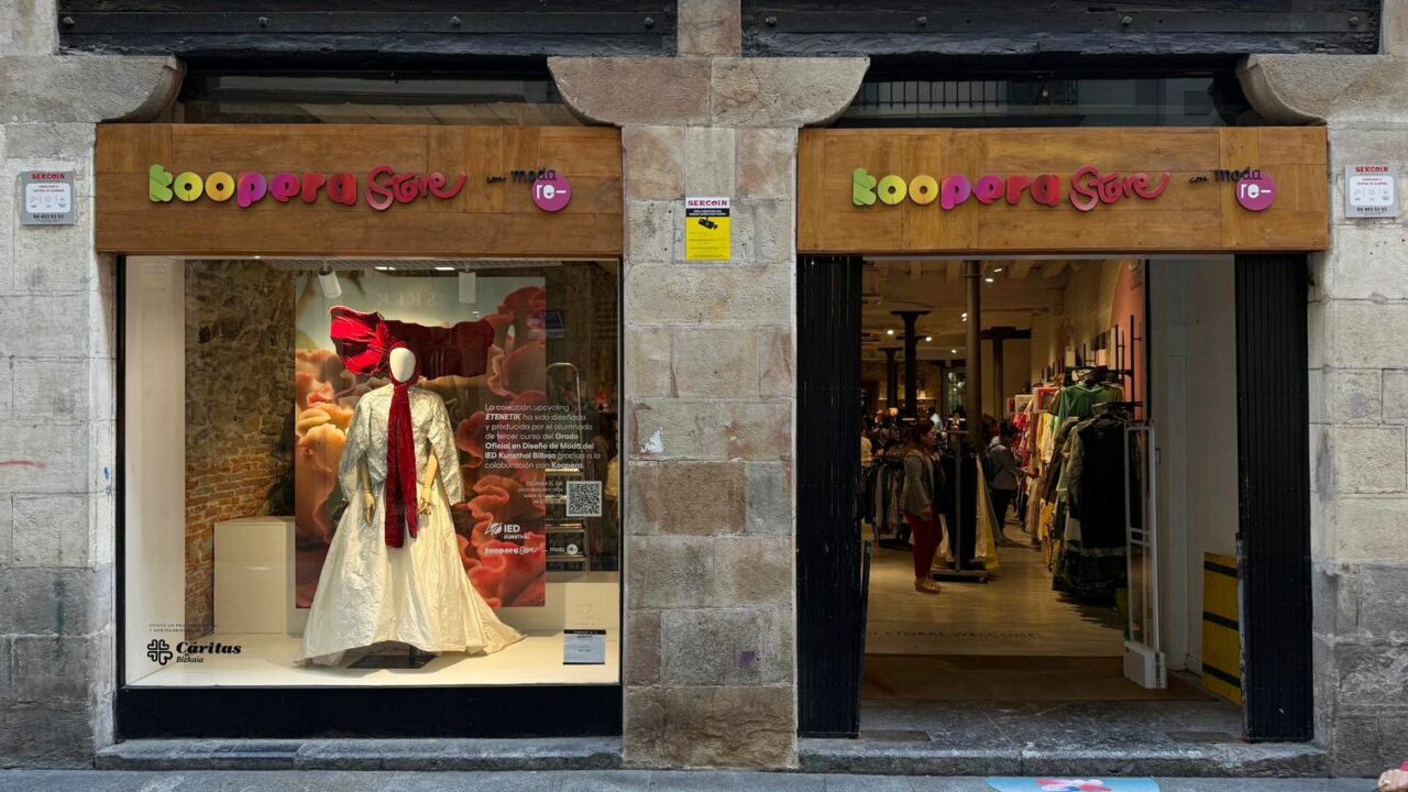 El escaparate de Koopera Store se transforma con moda sostenible del IED Kunsthal Bilbao