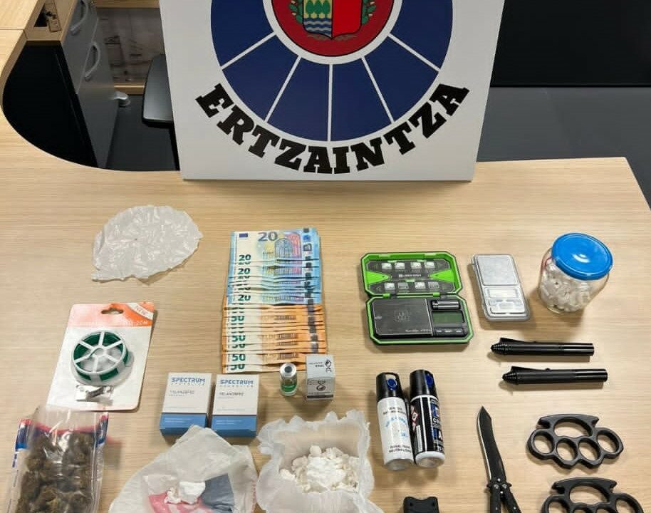 Arrestado en pijama: detienen a un joven en Getxo por vender droga en el portal de su casa