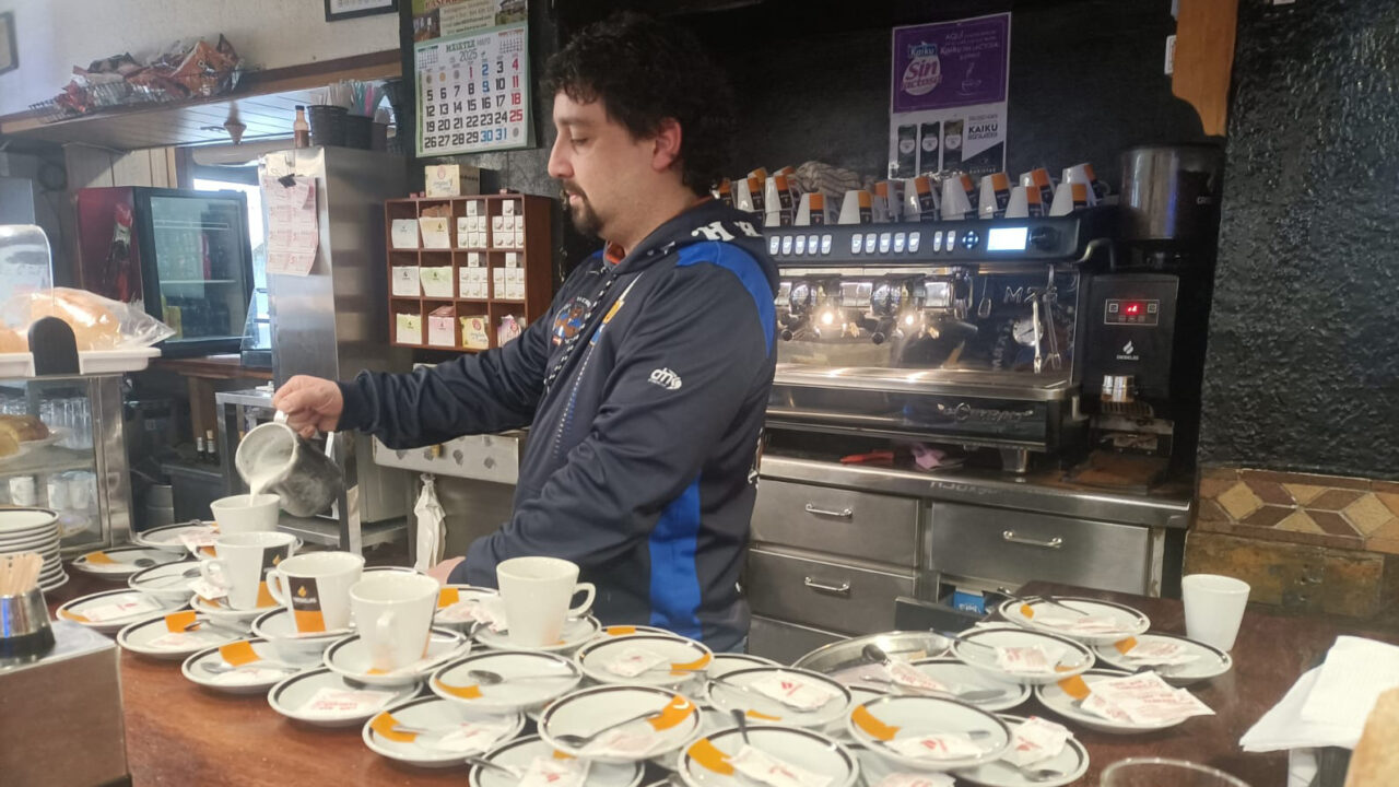 Desayunar bien y pagar poco: el café a 1,10 euros que triunfa en Basauri