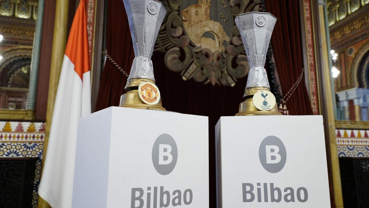 Pasteleros de Bizkaia recrean en chocolate el trofeo de la Europa League