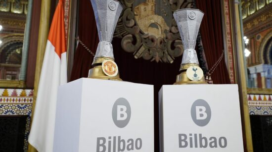 Pasteleros de Bizkaia recrean en chocolate el trofeo de la Europa League