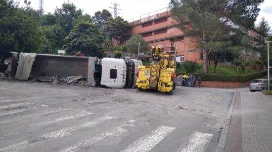 Un tráiler vuelca en Ollargan y colapsa el tráfico