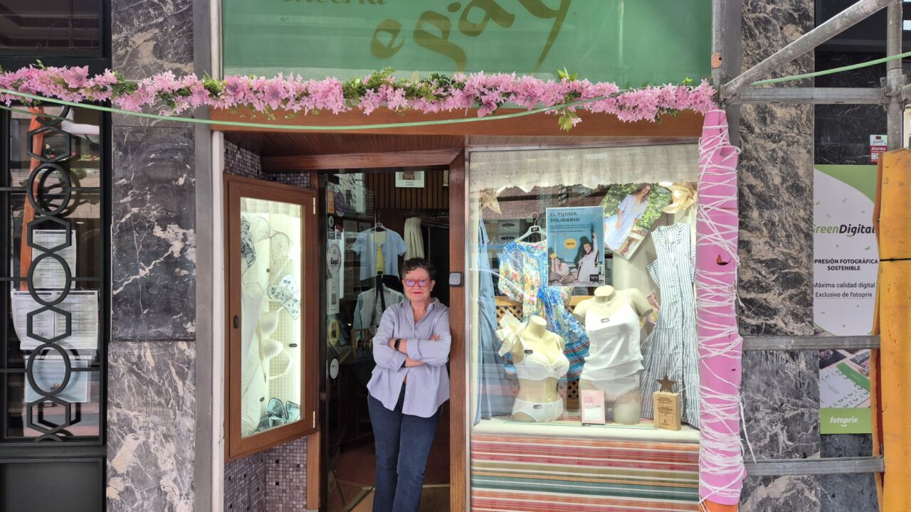 Este comercio de Bilbao se niega a echar la persiana: «No he tirado la toalla por mi amama»