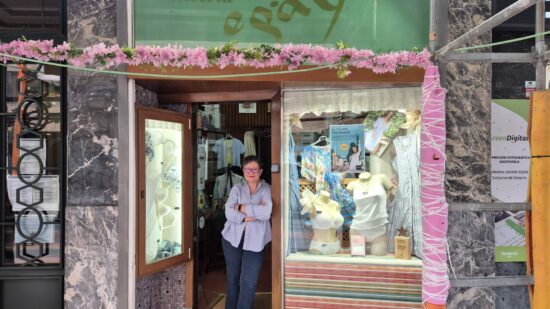 Este comercio de Bilbao se niega a echar la persiana: «No he tirado la toalla por mi amama»