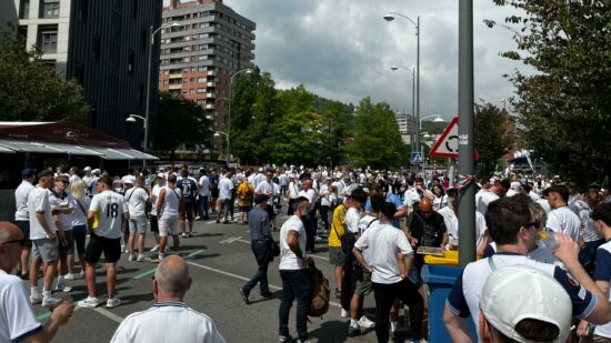 Precios elevados y ambiente festivo en las ‘fan zones’ de Manchester United y Tottenham en Bilbao