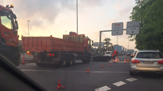 Un bloque de hormigón cae al túnel de Artaza tras una colisión