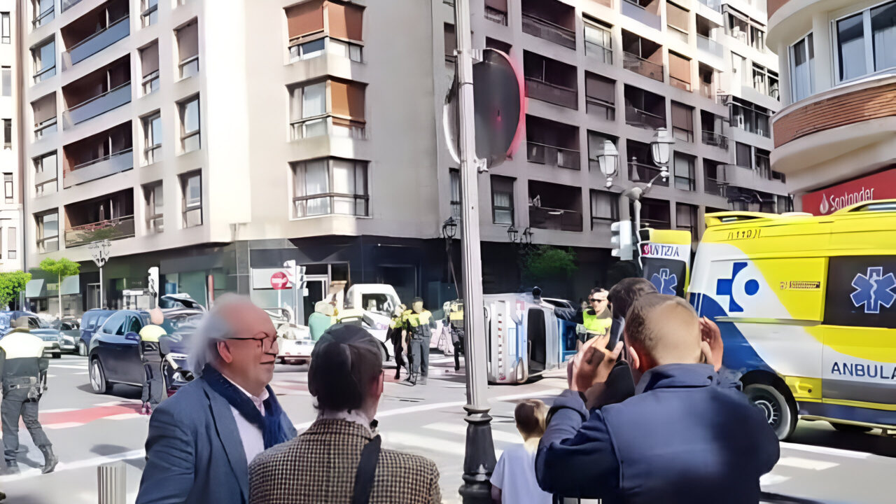 El vuelco de un coche de la Policía Municipal corta el trafico en el centro de Bilbao