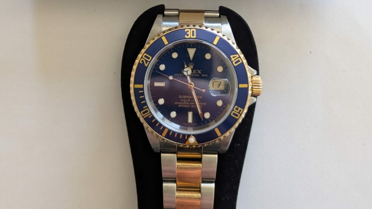 La Ertzaintza devuelve a su dueño un reloj de alta gama que le robaron hace dos años