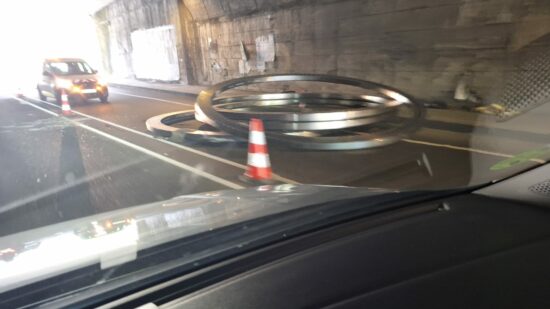Cortado el tráfico en la N-634 en Galdakao por la avería de un vehículo con dos grandes piezas eólicas