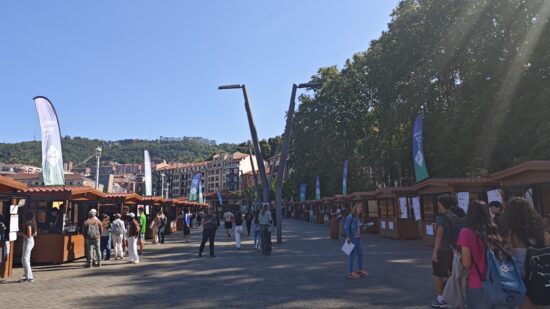 Elhuyar Zientzia Azoka reúne en el Arenal bilbaíno a casi 650 jóvenes con sus proyectos de ciencia