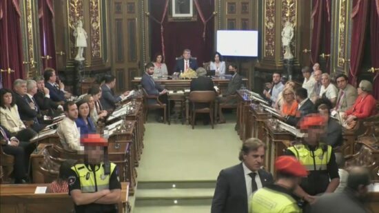 Aburto ordena desalojar del pleno a trabajadores de Bilbaobizi que protestaban por sus despidos