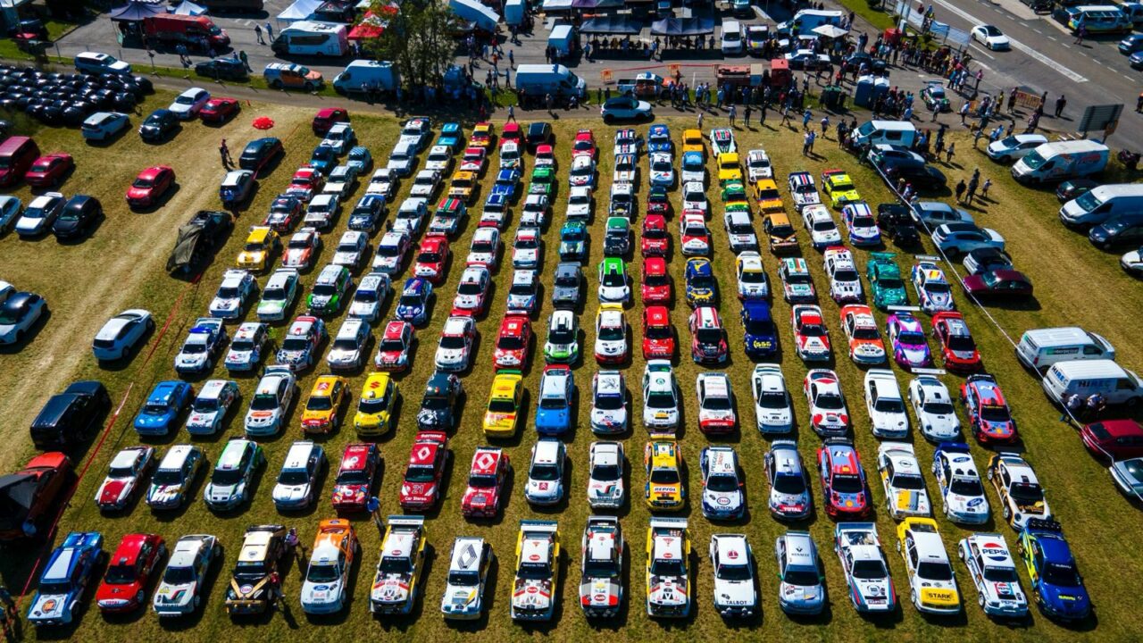 Miles de personas vibran con el arranque del Rallye Festival Hoznayo 2025 bajo un sol radiante
