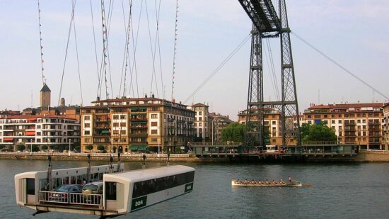 Atención: el Puente Cogante limita la carga de la barquilla este verano por seguridad