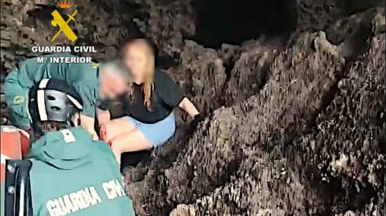 Rescatan ‘in extremis’ a una mujer atrapada entre las rocas bajo el Faro del Caballo
