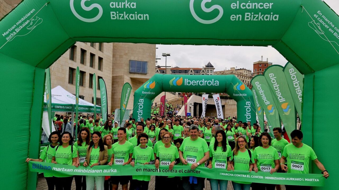 Más de 1.500 personas marchan en Bilbao contra el cáncer