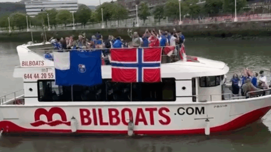 Una particular gabarra ha surcado la ría este fin de semana